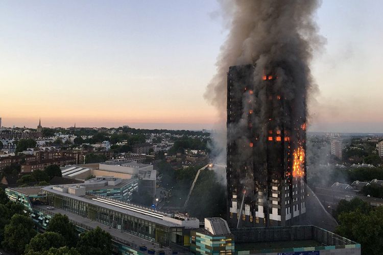 Gedung apartemen berlantai 27 yang terbakar di London ini dibangun pada 1974. (Foto: AFP)