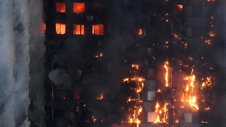 Kebakaran hebat melanda  apartemen Grenfell Tower di London, Inggris, Rabu (14/6) waktu setempat. (AFP)