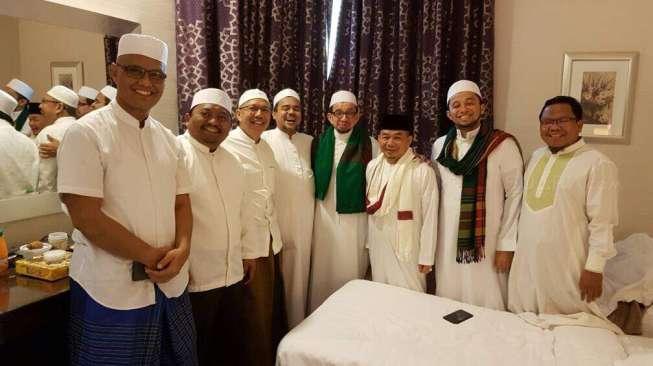 etua Komisi III DPR Bambang Soesatyo dan sejumlah politikus di antaranya anggota Fraksi PKS, bertemu dengan buron kasus pornografi Rizieq Shihab, di Mekkah. (Foto: Istimewa)