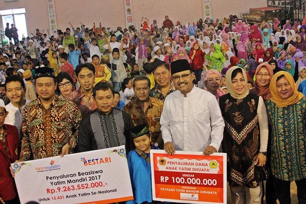 Gus Ipul saat menghadiri acara buka bersama dan santunan 1000 anak yatim dan dhuafa di Gedung Sport Center, UNTAG, Surabaya, Kamis (15/6). (Foto: Humas Pemprov)