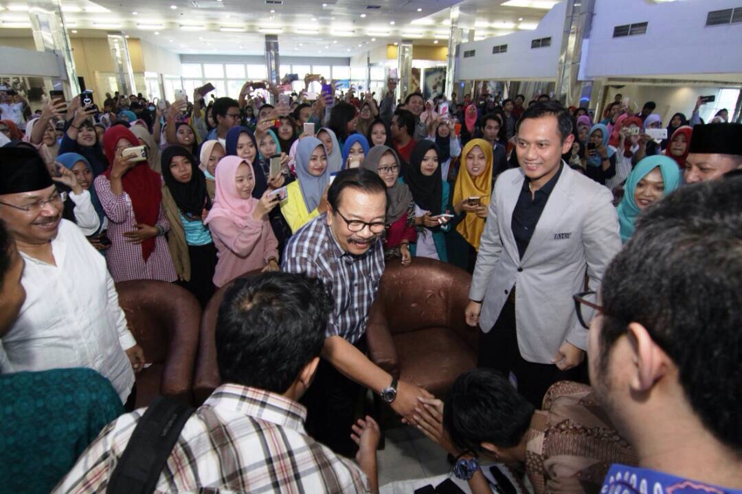 Pakde Karwo saat membuka acara Talkshow Menata Generasi Muda Bangsa Menuju Indonesia Emas 2045 Bersama Tokoh Muda Inspirasi di gedung DBL, Jum'at (16/6). (Foto: Humas Pemprov)