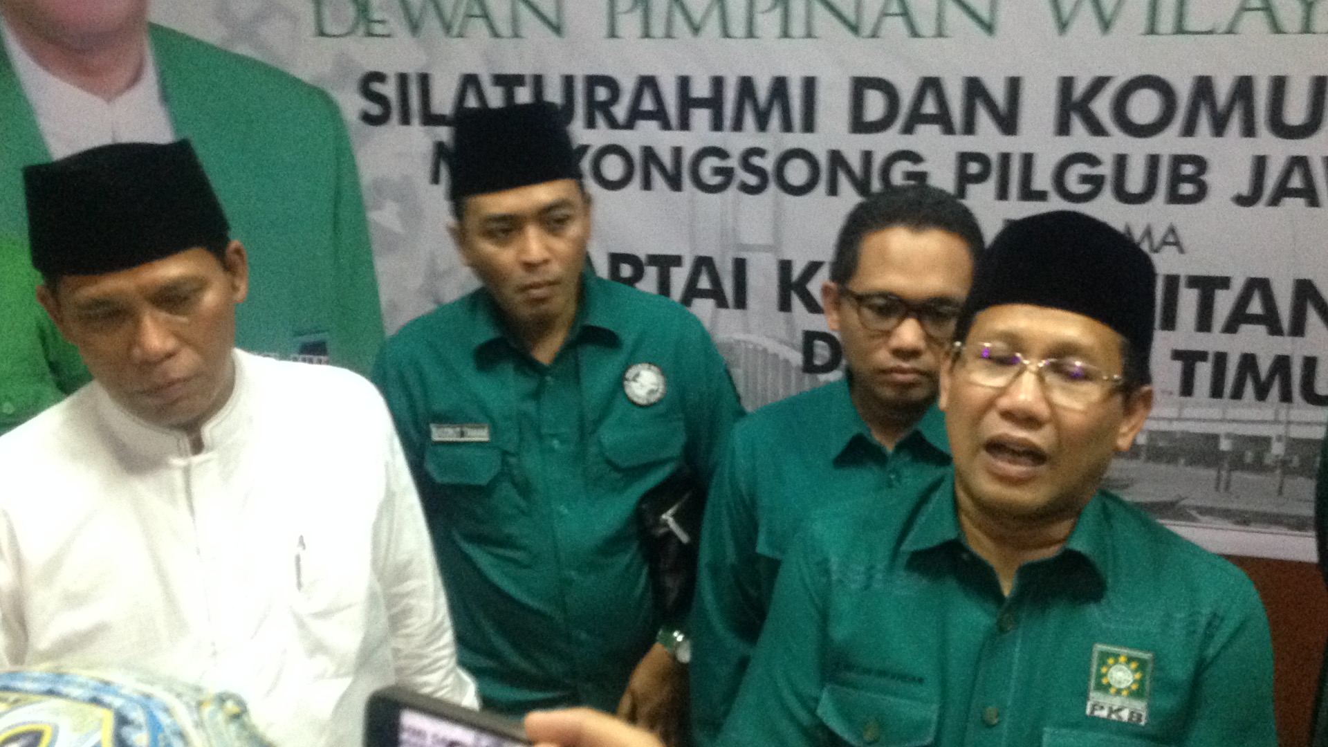 Ketua DPW PPP Jatim Musyafa' Noer (kiri) dan Abdul Halim Iskandar Ketua DPW PKB dan Gus Ipul tiba di kantor PPP, Surabaya, Jumat (16/6) malam. (Foto: frd)