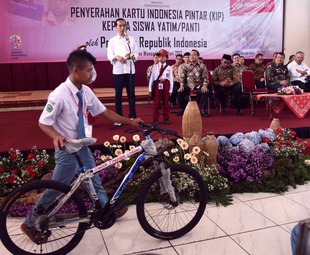 KUNJUNGAN: Presiden di lokasi pembagian PKH dan PMT di Pendopo Kabupaten Garung Wonosobo, Jawa Tengah, pada Sabtu. (Foto Biro Pers/Setpres)