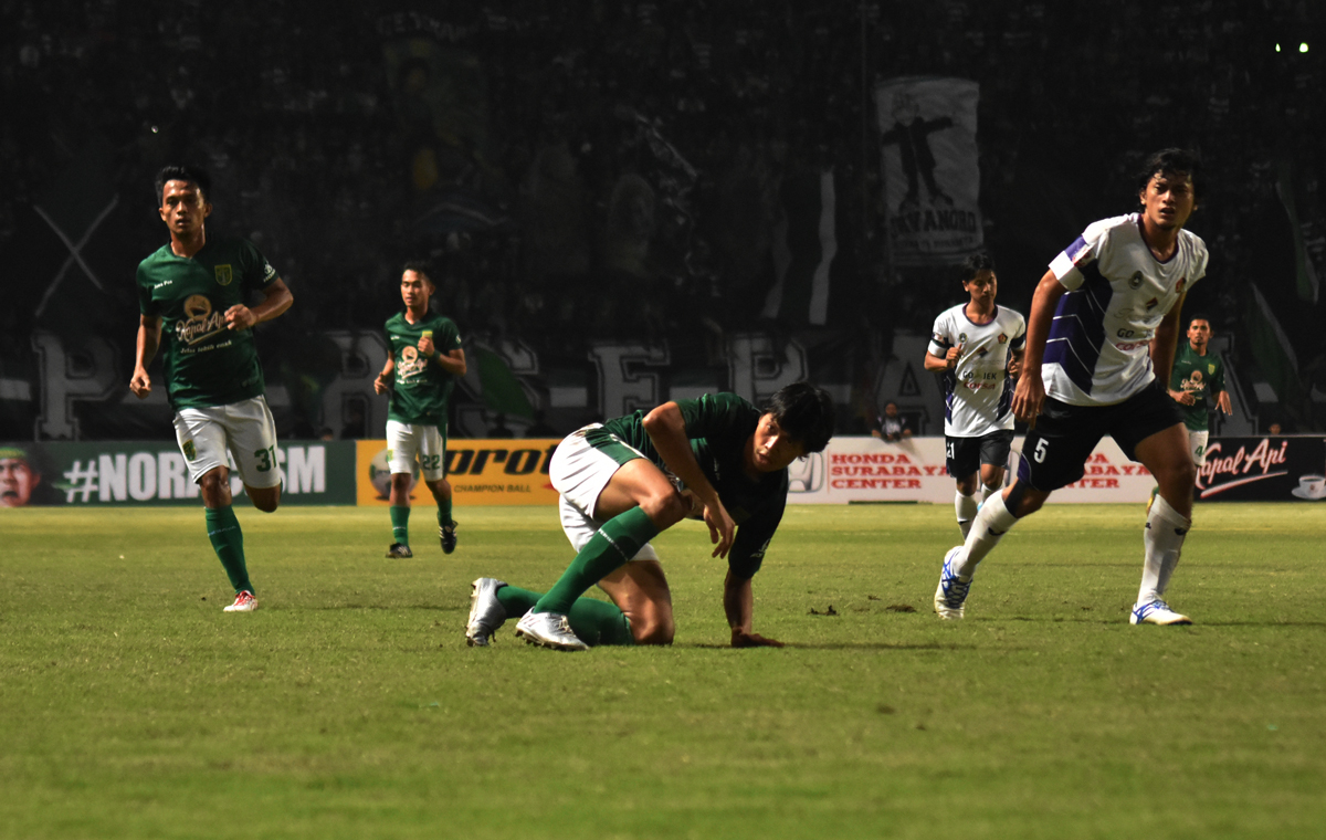 Pemain depan Persebaya, Rishadi Fauzi (tengah) menjalani laga uji coba kontra Persik Kediri di Gelora Bung Tomo, Sabtu (17/6) malam. (Foto: Haris)