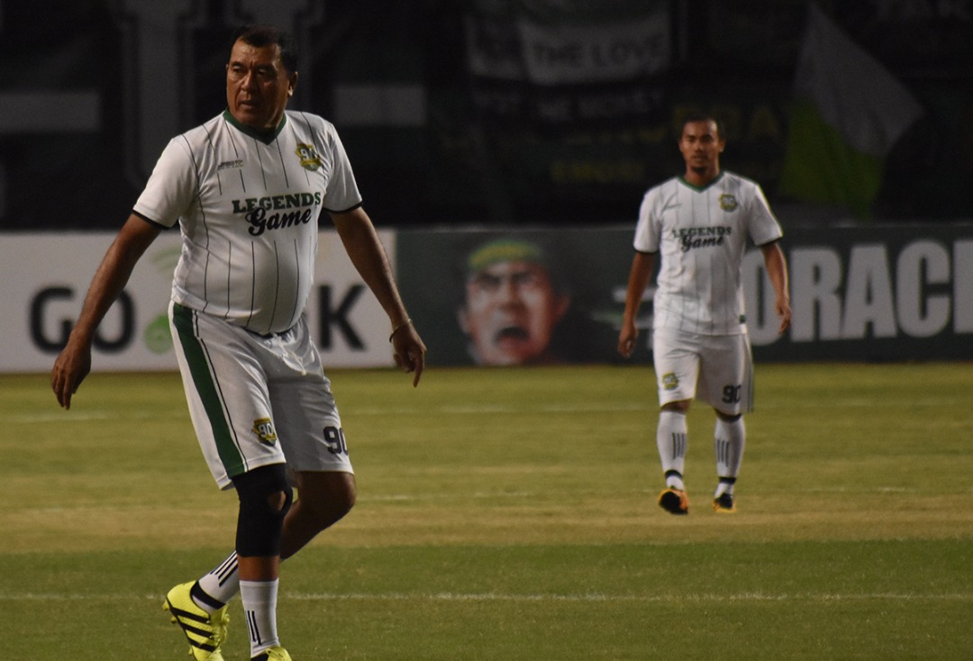 Pelatih Persepam Madura Rudy W Keljtes yang juga sebagai legenda Persebaya, merasa bangga dapat menjadi bagian dari tim berjuluk Bajol Ijo ini, dengan turut bertanding di Gelora Bung Tomo, Sabtu (17/6). (foto:ngopibareng.id)