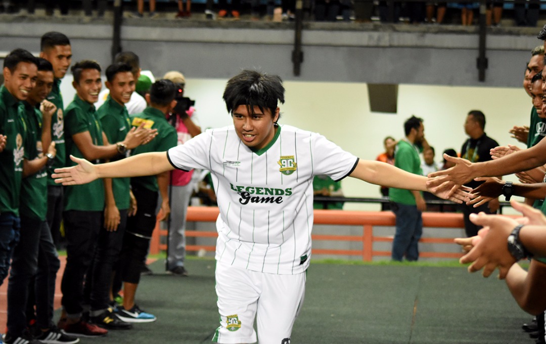 Joshua Suherman, yang ikuti pertandingan bersama legenda Persebaya Surabaya di Gelora Bung Tomo, Surabaya, Sabtu (17/6). (foto: ngopibareng.id)