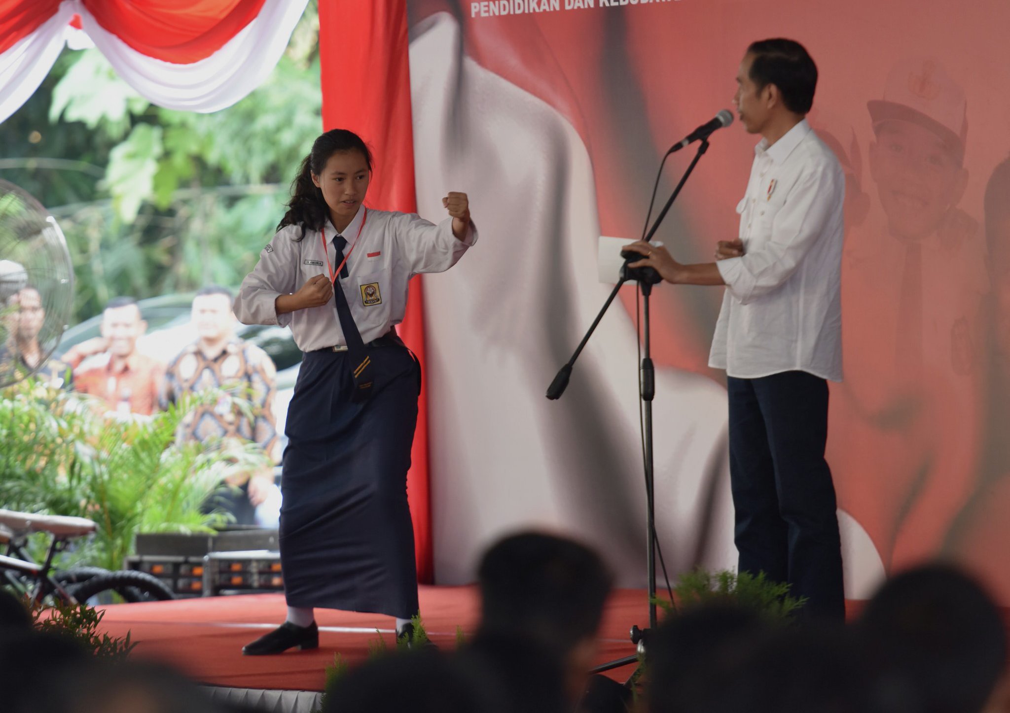 Presiden Jokowi saat bagikan KIP, di Temanggung, Sabtu (17/6). (Foto: Biro Pers Setpres).