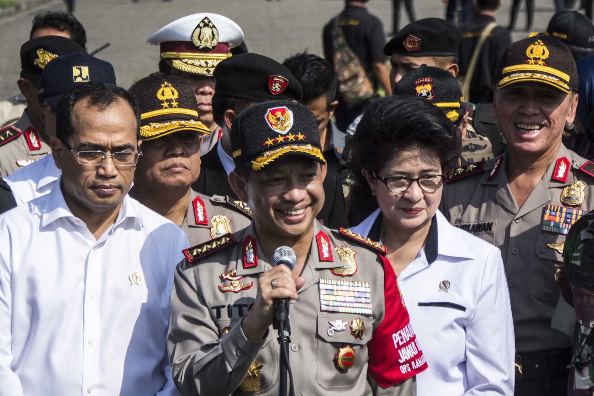 Kapolri Jenderal Pol Tito Karnavian (ketiga kiri) didampingi Menteri Perhubungan Budi Karya Sumadi (kiri), Menteri Kesehatan Nila F Moeloek (kedua kanan) dan Kapolda Metro Jaya Irjen Pol M Iriawan (kanan) menjawab pertanyaan wartawan seusai mengikuti Apel Gelar Pasukan Operasi Kepolisian Terpusat Ramadniya 2017 di Monas, Jakarta, Senin (19/6). Apel yang diikuti 1.896 aparat gabungan dari unsur Polri, TNI, dan Instansi terkait ini merupakan rangkaian pengamanan Idulfitri 1438 H. (Foto: Antara)