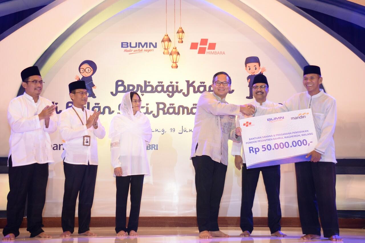 Gus Ipul saksikan penyerahan bantuan fasilitas pendidikan yang diserahkan Dirut Bank Mandiri kepada PP Bahrul Magfiroh Malang, Senin (19/6). (Foto: Humas Pemprov)