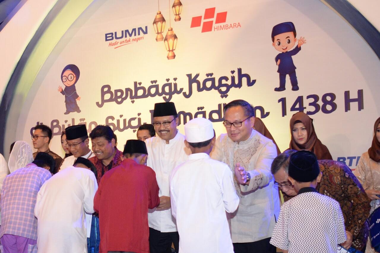 Gus Ipul bersama Dirut dan Komisaris Utama Bank Mandiri menyerahkan santunan pendidikan kepada anak-anak panti yang hadir di acara Berbagi Kasih Himbara, di Hotel Harris, Malang, Senin (19/6) petang. (Foto: Humas Pemprov)