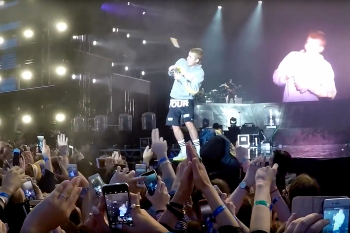 Potongan video rekaman detik-detik Bieber dapat lemparan botol ketika tampil di Summerburst Festival, Stockholm, Swedia baru-baru ini. (Foto: E!)