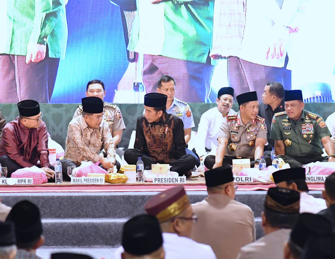 BUKBER: Presiden Jokowi, Wapres Jusuf Kalla, Ketua MPR Zulkifli Hasan, Kapolri Tito Karnavian, Panglima TNI Gatot Nurmantyo saat buka bersama keluarga Polri di STIK-PTIK Jakarta. (Foto Biro Pers/Setpres)