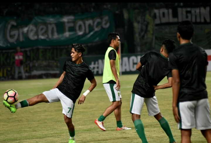 Pemain Persebaya yang saat ini Gunakan Stadion Gelora Delta Sidoarjo untuk pusat latihan dan kompetisi Liga 2, Pasalnya stadion sebelumnya masih dilakukan renovasi oleh Pemkot Surabaya. (Foto: Haris/Ngopibareng.id)