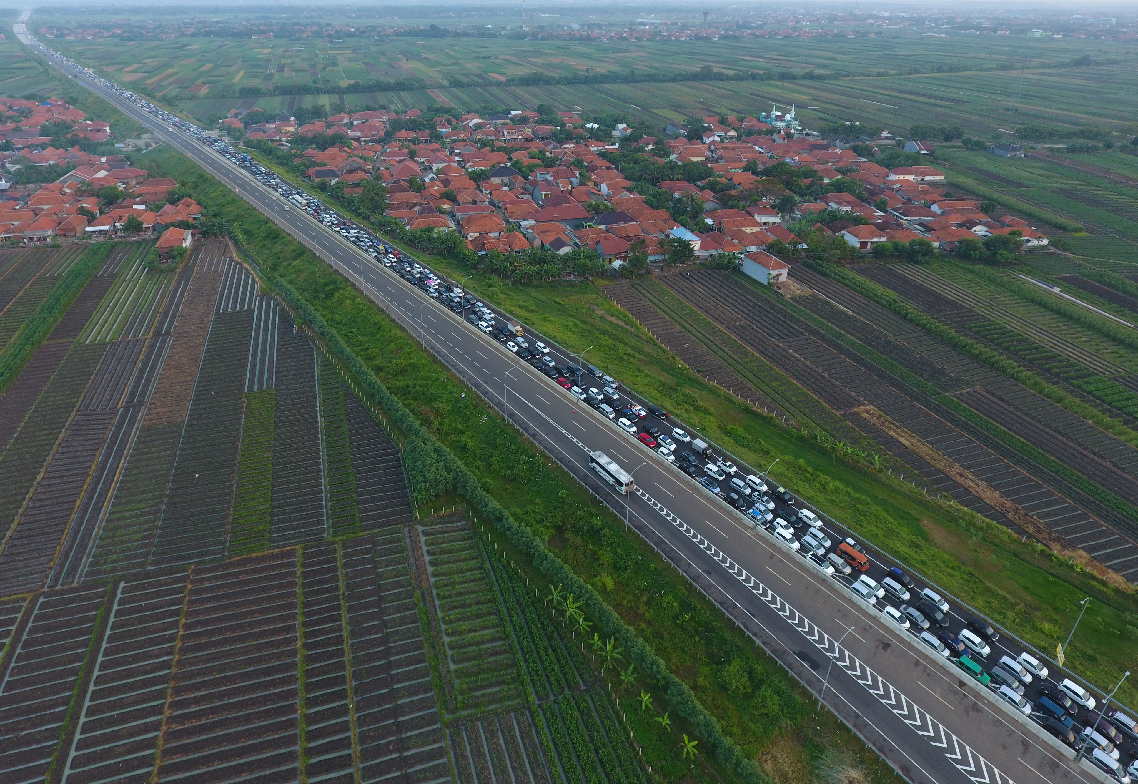  	Ratusan kendaraan pemudik menunggu dibukanya jalur tol fungsional Brebes-Batang di Brebes, Jawa Tengah, Kamis (22/6). Tingginya antusiasme masyarakat untuk melewati jalur tol fungsional membuat mereka rela menunggu berjam-jam untuk melewati jalan yang baru dioperasionalkan pada masa mudik tahun ini.  (foto: akbar nugroho gumay/antara)