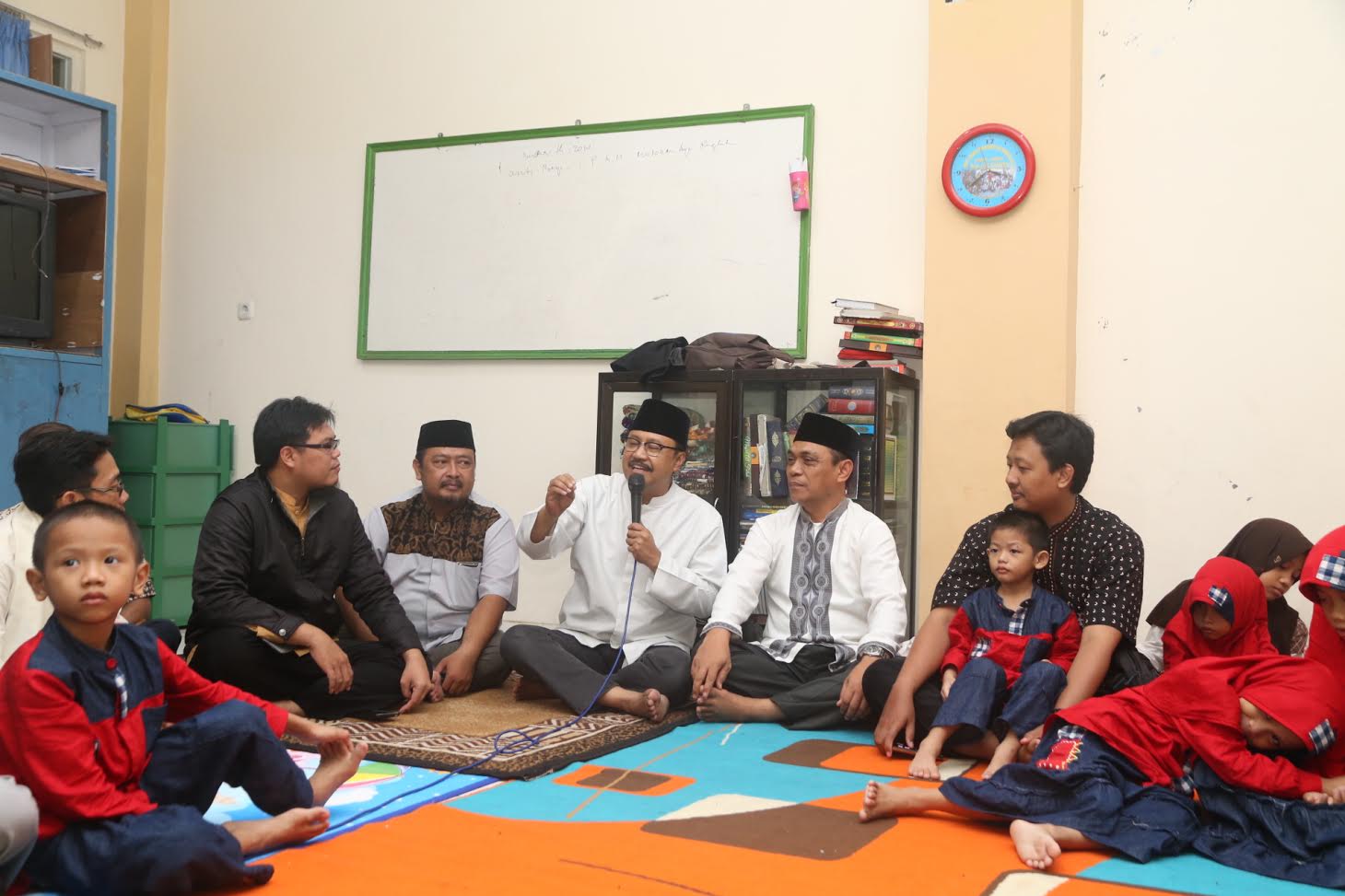 Saifullah Yusuf (Gus Ipul) saat Sahur Bersama Anak Yatim di Panti Asuhan Bayi Muhammadiyah, Jl. Medokan Asri MA 1, Surabaya, Rabu (21/6). (Foto: Humas Pemprov Jatim).