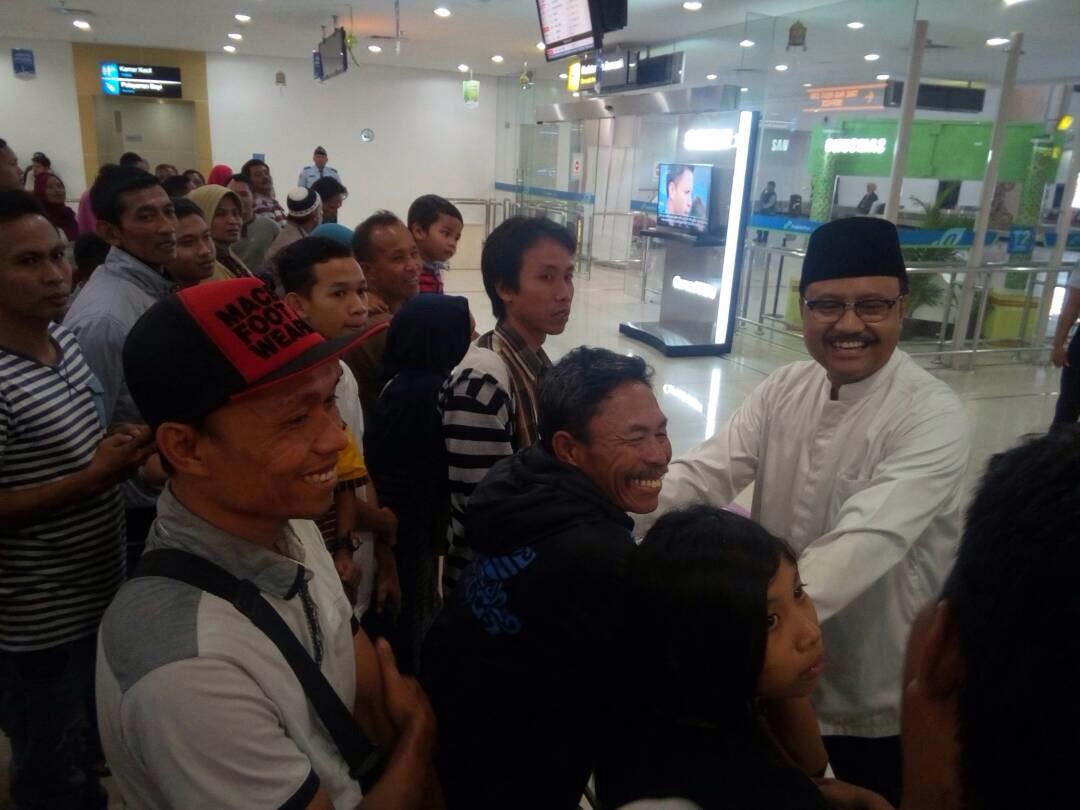 Wakil Gubernur Jawa Timur Saifullah Yusuf (Gus Ipul), menyambut kepulangan TKI di Terminal 2 Bandara Juanda, Kamis (22/6) malam.