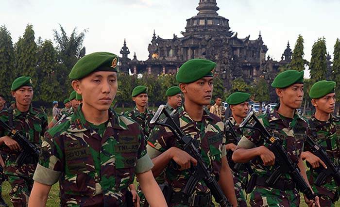   Sejumlah personel TNI bersiap mengikuti gelar pasukan pengamanan kedatangan mantan Presiden Amerika Serikat, Barack Obama, di Monumen Bajra Sandhi Renon, Bali, Jumat (23/6). Ribuan personel TNI dan Polri disiapkan untuk pengamanan kedatangan mantan Presiden Amerika Serikat, Barack Obama selama liburan di Pulau Dewata selama 23 - 28 Juni 2017. (foto: wira  suryantala/antara)