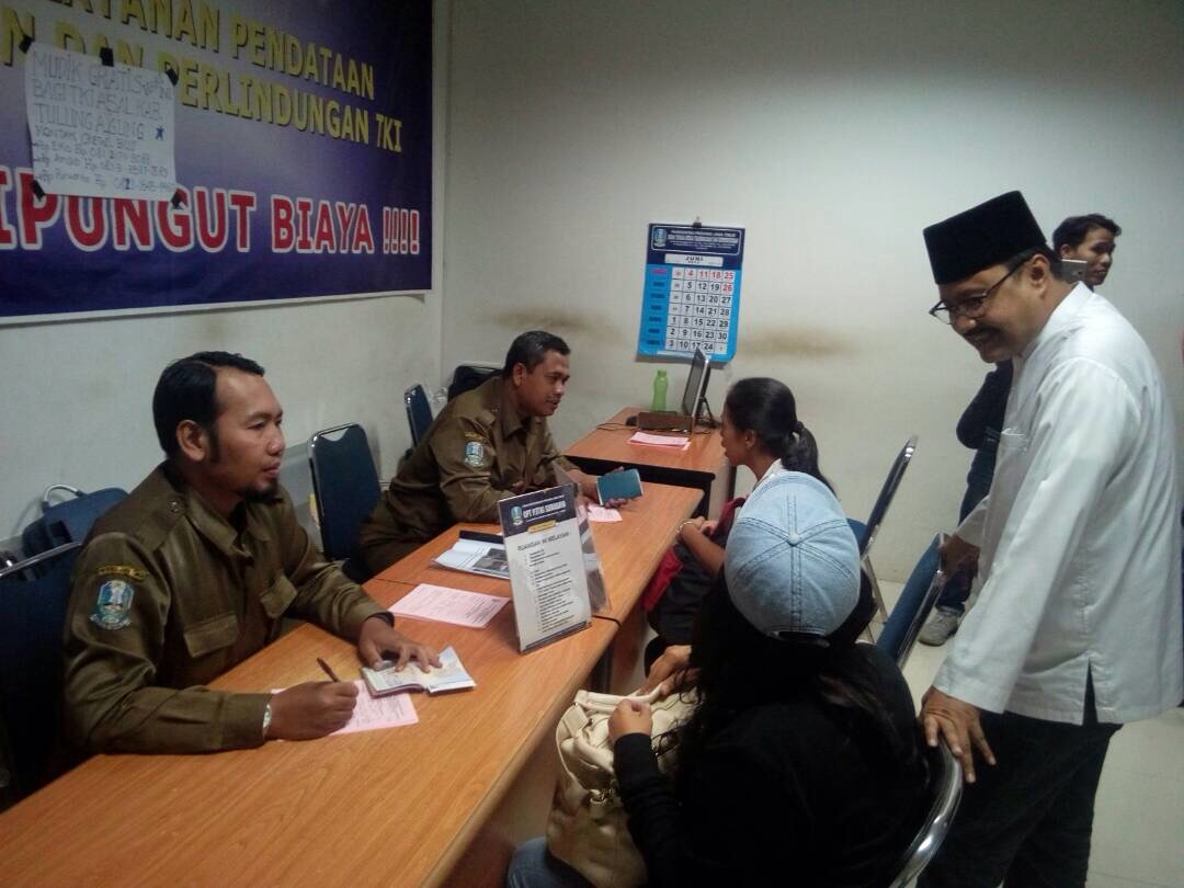 Gus Ipul mengecek kesiapan posko TKI yang didirikan Disnakertrans di Bandara International Juanda, Surabaya. Kamis (22/6) malam.