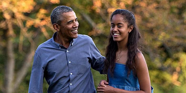 PIKNIK DI BALI: Barack Obama dengan mengenakan celana jeans dan baju biru beserta putrinya tampak ceria di Bali.