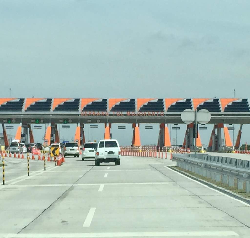 TOL MUDIK: Pintu gerbang tol Mojokerto melayani pemudik selama lebaran 2017 ini. (Foto Istimewa)