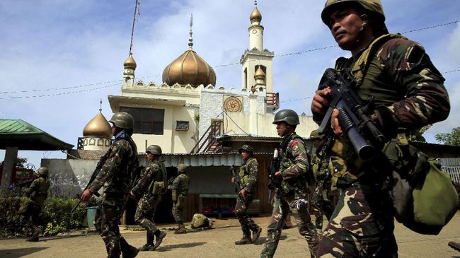 Ilustrasi: kepolisian Filipina mengerahkan pasukan tambahan di berbagai titik di Manila, jelang Idul Fitri. (Reuters/Romeo Ranoco)