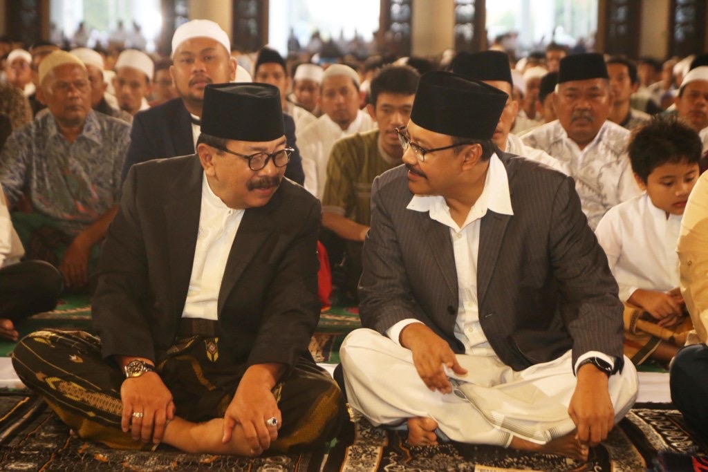 Pakde Karwo dan Gus Ipul Sholat Ied di Masjid Al-Akbar Surabaya, Minggu (25/6) pagi. (Foto: Humas Pemprov Jatim)