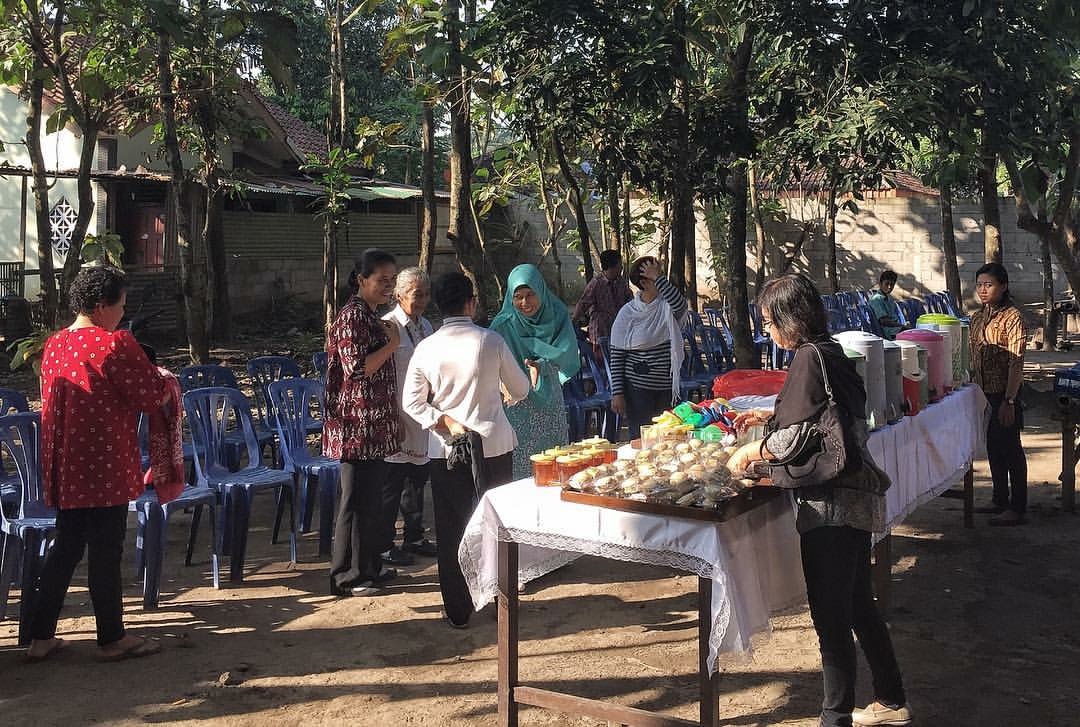 HARMONI: Warga Nasrani sedang mempersiapkan segala sesuatu untuk Syawalan saat saudaranya sedang Shalat Id. Ini terjadi di Bantul-Jogja. (Foto Djadug)