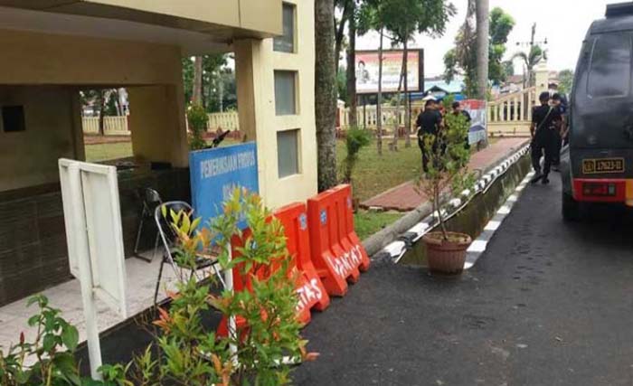 Pos jaga Mapolda Sumut yang diserang dua laki-laki Minggu dini hari. (foto: anatar)