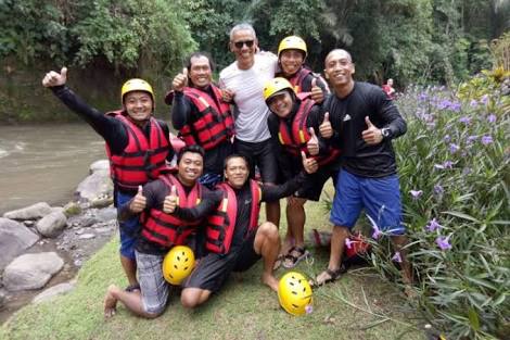 RAFTING: Obama diantara para pemandu arung jeram di Bali.