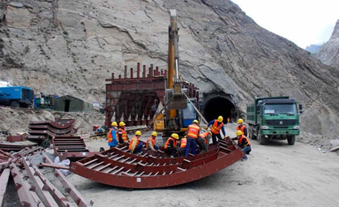 Para pekerja Tiongkok sedang mengerjakan proyek infrastuktur  Karakoram Highway  Pakistan utara. (foto:afp)