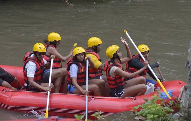 PIKNIK:  Obama dan keluarga sedang bermain arum jeram di desa Bongkasa, Badung. (Wira Suryantala/Antara)