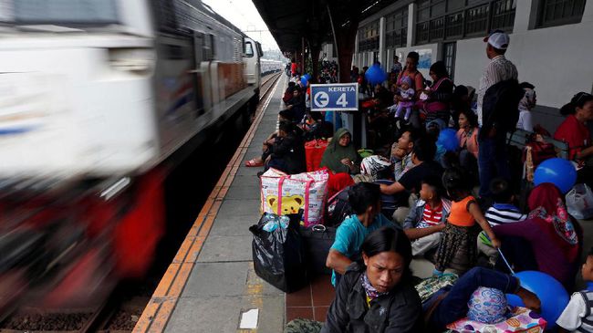 Pemudik dengan kereta api serbu Stasiun Gambir. (Foto: Agoes Rudianto/REUTERS)