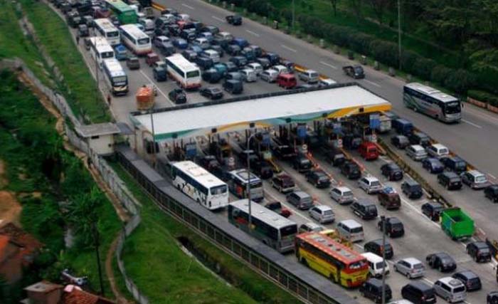 Suasana agak lega di pintu tol Cikampek saat truk dilarang beroperasi. (foto:dokumentasi)