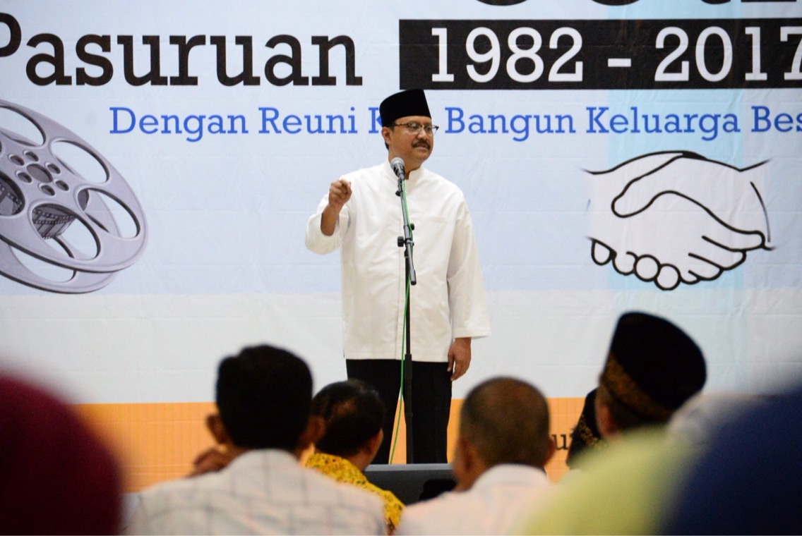 Wakil Gubernur Jawa Timur, Saifullah Yusuf (Gus Ipul) saat Reuni Akbar ke-35 SMPN 1 Pasuruan Tahun 1982-2017 di Gedung Gradhika Bakti Praja Pasuruan, Rabu (28/6). (Foto: Humas Pemprov Jatim)