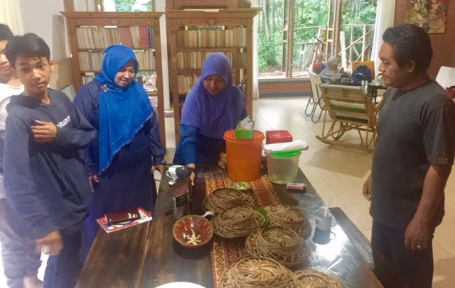 RUMAH BUDAYA: Novelis Wina Bojonegoro (dua dari kanan) dan suaminya pelukis Yoes Wibowo sedang melayani tamunya di Omah Padma Semambung, Pasuruan.