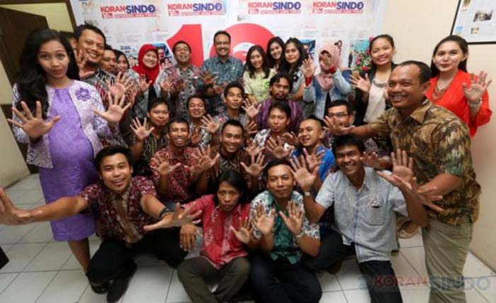 Para wartawan/karyawan Koran Sindo biro Jawa Timur foto bersama Wagub Jatim Saifullah Yusuf dalam  acara HUT ke 10 Biro Jatim yang berlangsung tahun lalu. Mereka di PHK secara sepihak oleh perusahaan, PT Media Nusantara Informasi (PT MNI) yang masuk MNC Grup. (foto: dokumentasi)