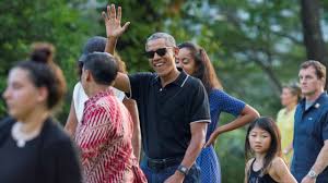 RAMAH: Barack Obama dengan ramah meladeni warga yang menyapanya saat kunjungan di Candi Prambanan Yogyakarta.