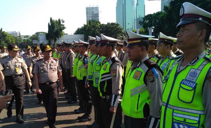 Wakil Kepala Polda Metro Jaya Brigadir Jenderal Polisi Suntana memeriksa barisan persiapan pengamanan Obama di Jakarta Kamis (29/6) siang. (foto:merdekacom)