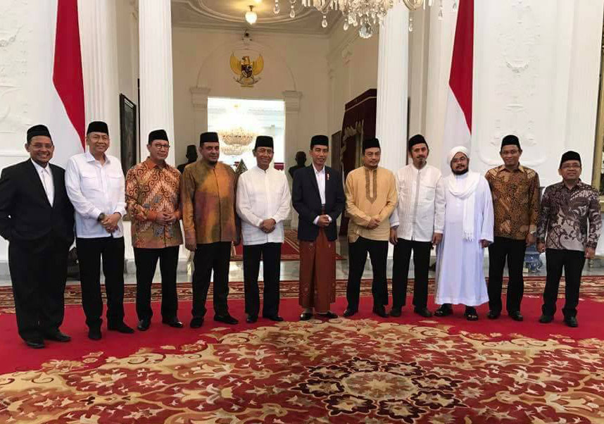 SOWAN ISTANA: Rombongan GNPF MU foto bersama Presiden Jokowi usai silaturahmi saat Open House Lebaran, beberapa waktu lalu. (Foto Antara)