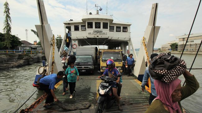 Ilustrsi Kapal feri di NTT diminta prioritaskan penumpang ketimbang kendaraan berat. (Foto: Didik Suhartono/Antara)