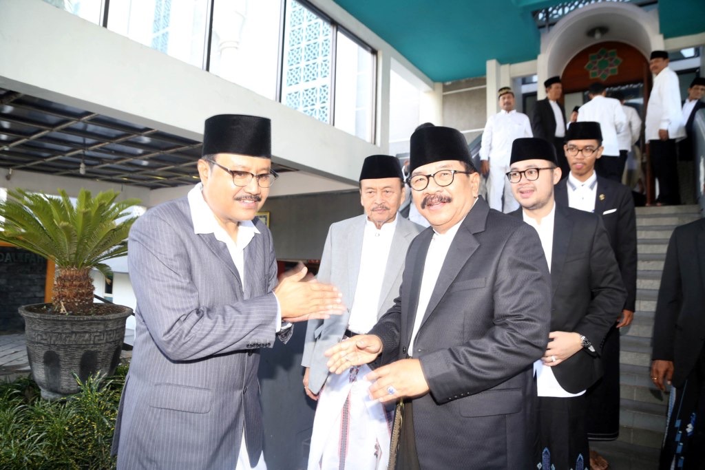 Gus Ipul dan Pakde Karwo seusai melaksanakan Sholat Ied di Masjid Al-Akbar Surabaya, Minggu (25/6) pagi. (Foto: Humas Pemprov Jatim)