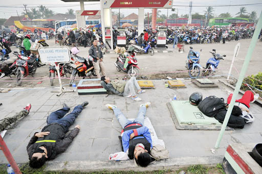 Situasi pemudik lebaran yang sedang beristirahat. (Foto: Antara)