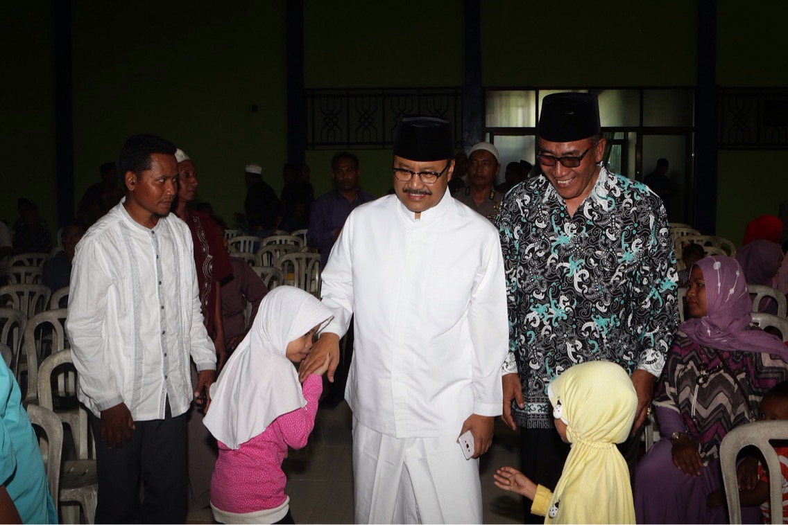 Gus Ipul saat menghadiri Reuni Akbar dan Halal Bihalal Ikatan Alumni Pondok Pesantren Mambaul Ma'arif Sunan Giri-Sunan Drajat (IKAPPMAM - GIRINDRA) di Sedayu, Gresik, Sabtu (1/7). (Foto: Humas Pemprov Jatim)