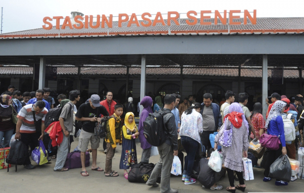 ARUS BALIK: Para calon penumpang di Stasiun Senin tampak tertib antre saat mudik lebaran, beberapa waktu lalu.