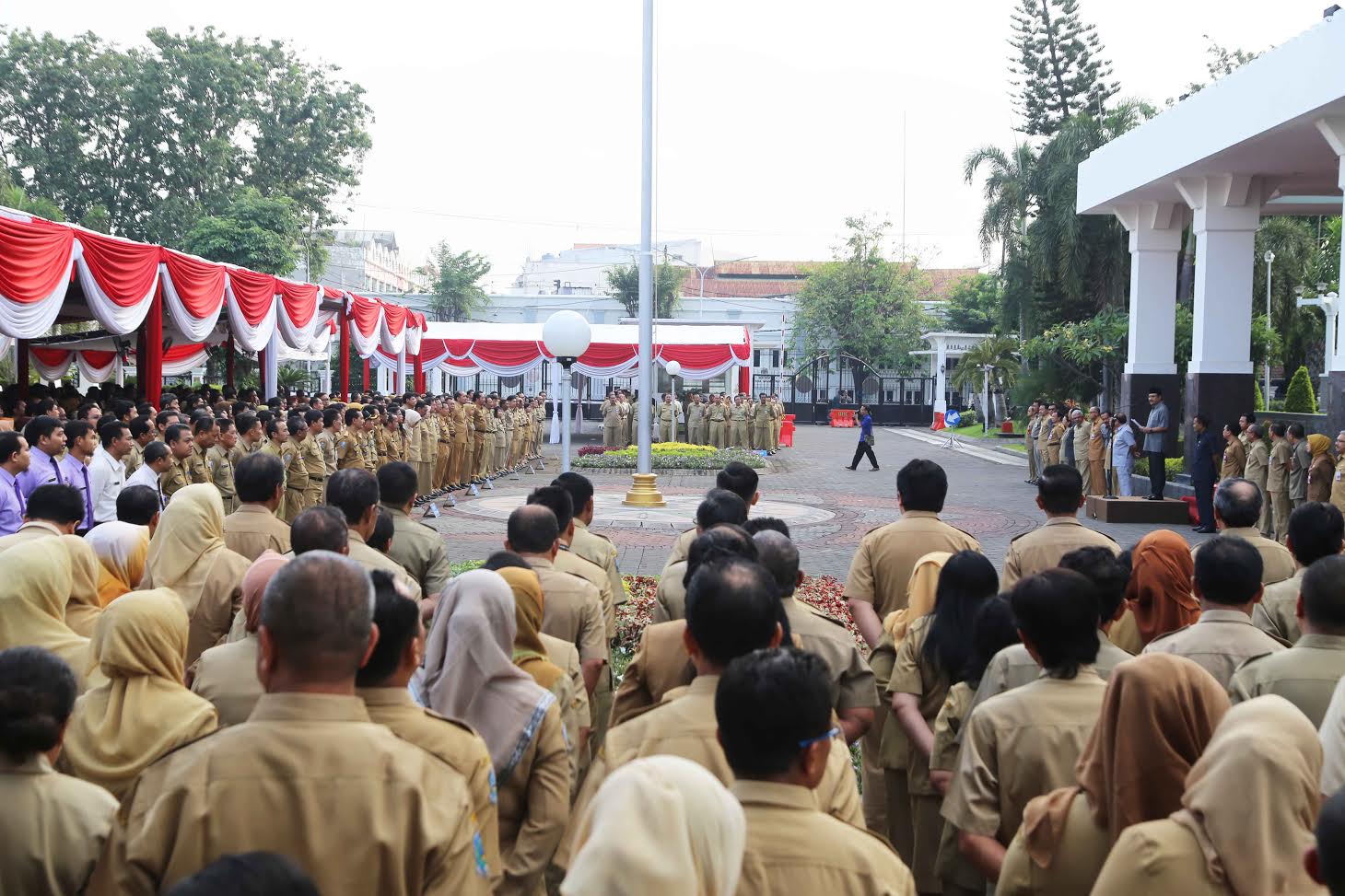 Apel perdana di gelar usai libur dan cuti bersama Hari Raya Idul Fitri 1438 H, di lingkup Pempov Jatim, yang memimpin adalah Wakil Gubernur Jatim Saifullah Yusuf (Gus Ipul).  Apel berlangsung di halaman kantor Gubernur Jatim, Surabaya, Senin (3/7).  (Foto: Humas Pemprov Jatim)