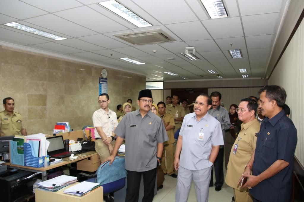 Wakil Gubernur Jatim Saifullah Yusuf (Gus Ipul) melakukan inspeksi mendadak (sidak) untuk mengukur tingkat kedisiplinan kinerja pegawai di lingkungan Setdaprov Jatim, pada Senin (3/7). (Foto: Humas Pemprov Jatim