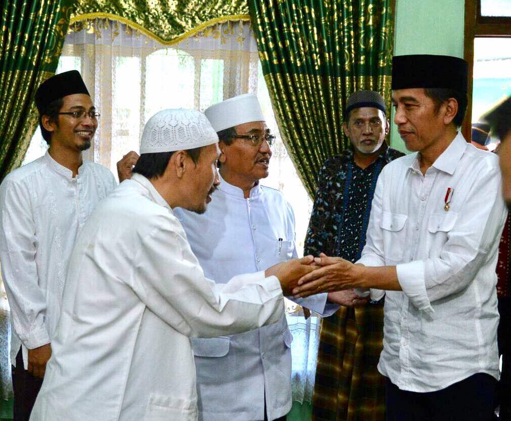 KE KANAN: Presiden Joko Widodo belakangan rajin bersilaturahmi ke pesantren-pesantren seperti saat dia ke Cilacap, bulan puasa lalu. (Foto Biro Pers/Setpres)