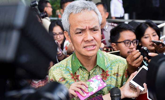 Gubernur Jawa Tengah Ganjar Pranowo menjawab pertanyaan wartawan seusai diperiksa di gedung KPK, Jakarta, Selasa (4/7). Mantan Wakil Ketua Komisi II DPR itu diperiksa sebagai saksi untuk kasus dugaan korupsi proyek pengadaan e-KTP (KTP Elektronik) dengan tersangka Andi Agustinus alias Andi Narogong. (foto: hafidz mubarak/antara)