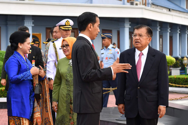 Presiden Joko Widodo akan menghadiri Konferensi Tingkat Tinggi (KTT) G20 di Hamburg, Jerman, pada 7-8 Juli 2017.  Nampak Wakil Presiden Jusuf Kalla dan Ibu Mufidah Jusuf Kalla melepas keberangkatan Presiden Joko Widodo dan Ibu Iriana. Presiden beserta rombongan direncanakan akan kembali tiba di Tanah Air pada Minggu, 9 Juli 2017 mendatang. (Foto: Laily Rachev - Biro Pers Setpres)