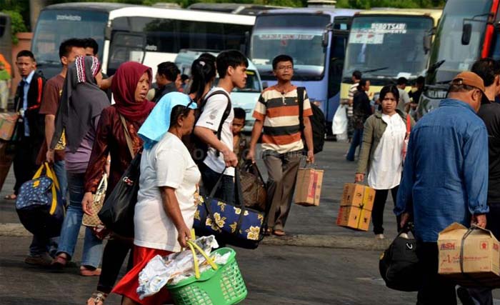 Para pendatang tiba di Terminal Pulogadung Jakarta usai mudik. (foto: dokumentasi)